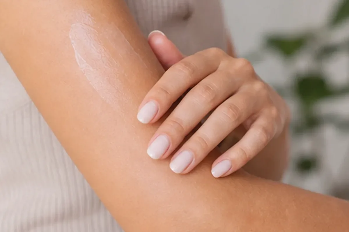 Emotionaler und authentischer Anwendungsmoment rund um Bikinizonen-Trimmer für eine schnelle Anwendung