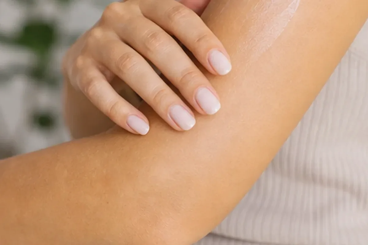 Redaktioneller Beauty-Moment zur Ausgangslage bei Augenbrauen-Trimmer für die Bikinizone