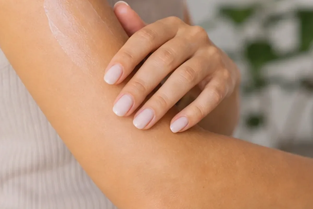 Redaktioneller Beauty-Moment zur Ausgangslage bei Enthaarungscreme für dunkle Haare