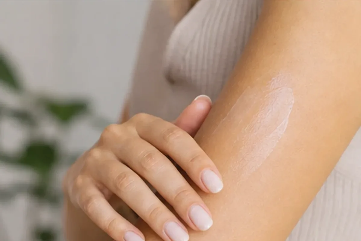 Authentischer Wohlfühlmoment passend zum Beauty-Thema Enthaarungscreme für feine Haare