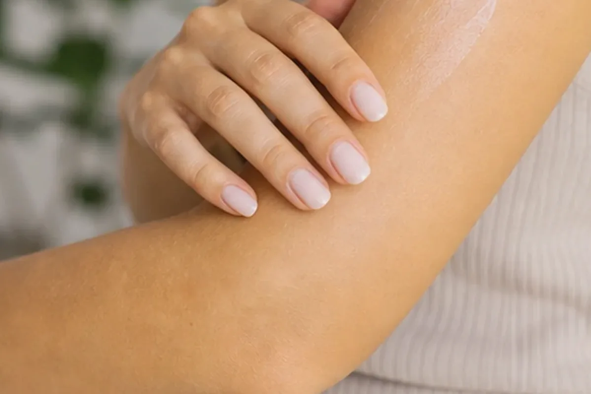 Emotionaler und authentischer Anwendungsmoment rund um Bikinizonen-Trimmer für dunkle Haare
