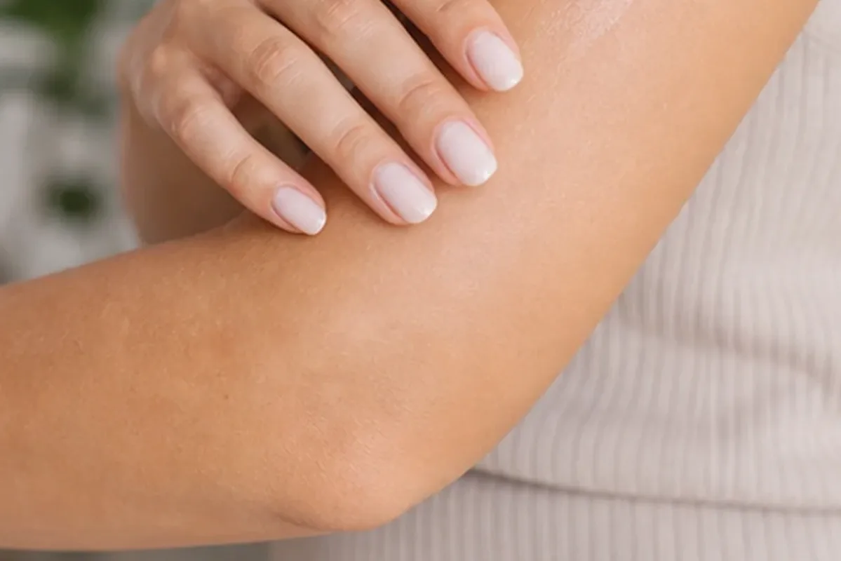 Authentischer Wohlfühlmoment passend zum Beauty-Thema Body-Trimmer für empfindliche Haut