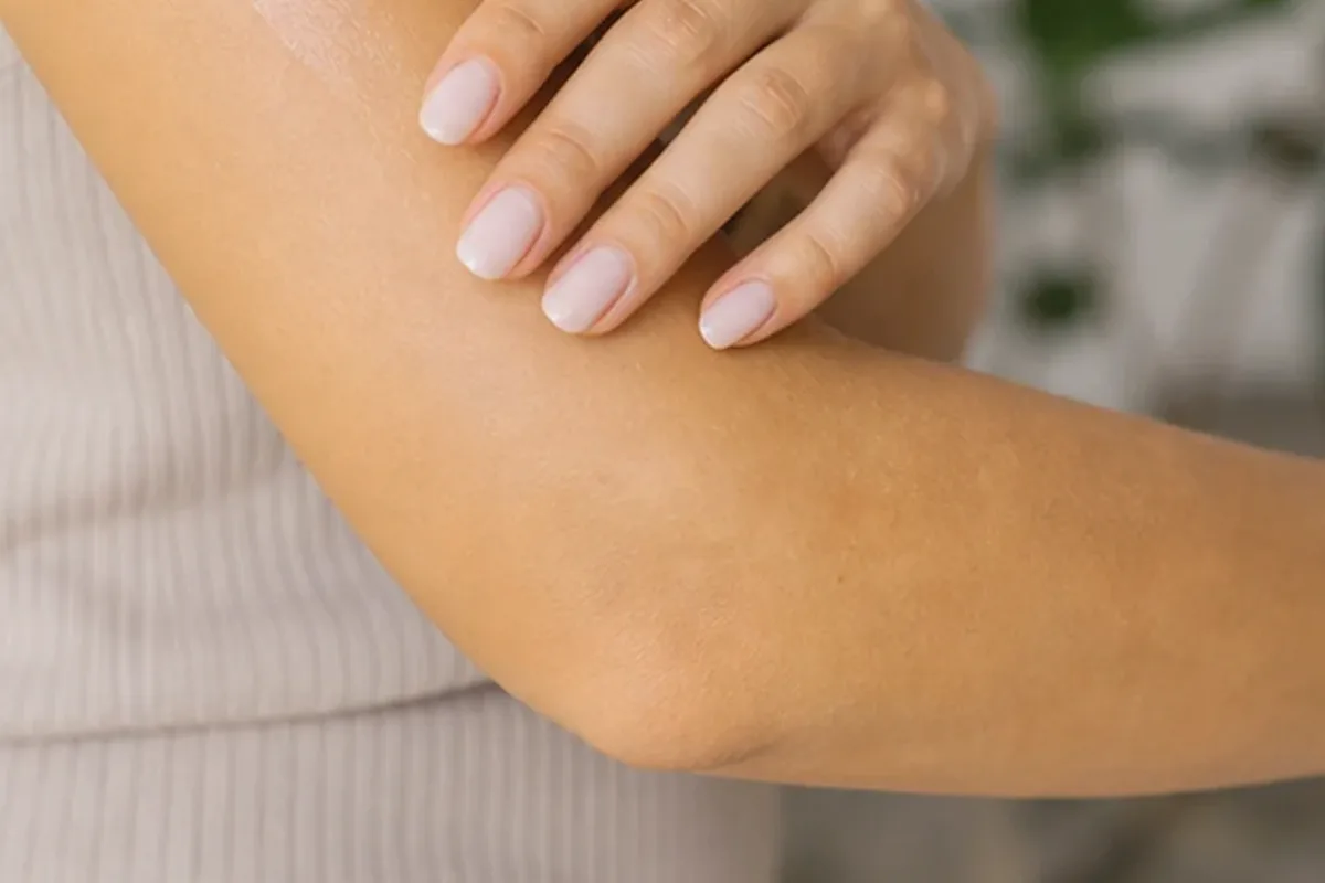Authentischer Wohlfühlmoment passend zum Beauty-Thema Bikinizonen-Trimmer für empfindliche Haut
