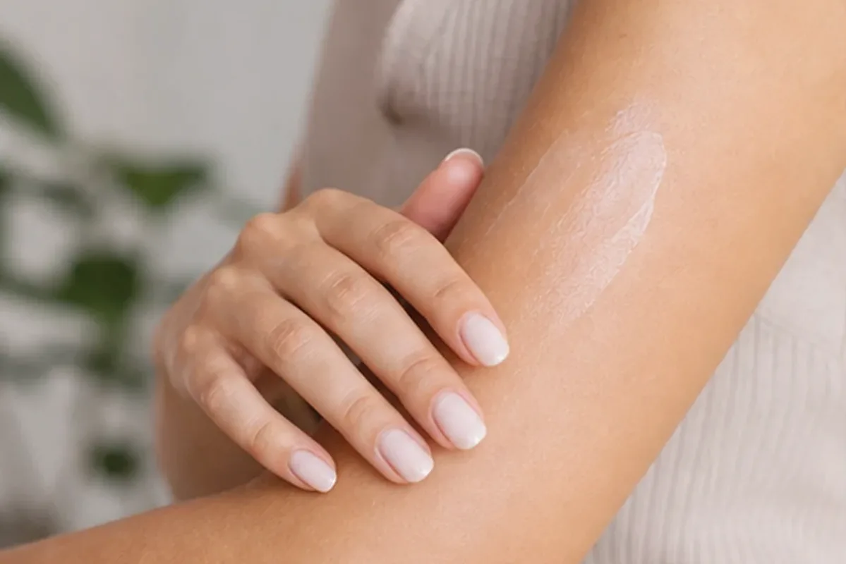 Emotionaler und authentischer Anwendungsmoment rund um Waxing-Set bei Rasurbrand