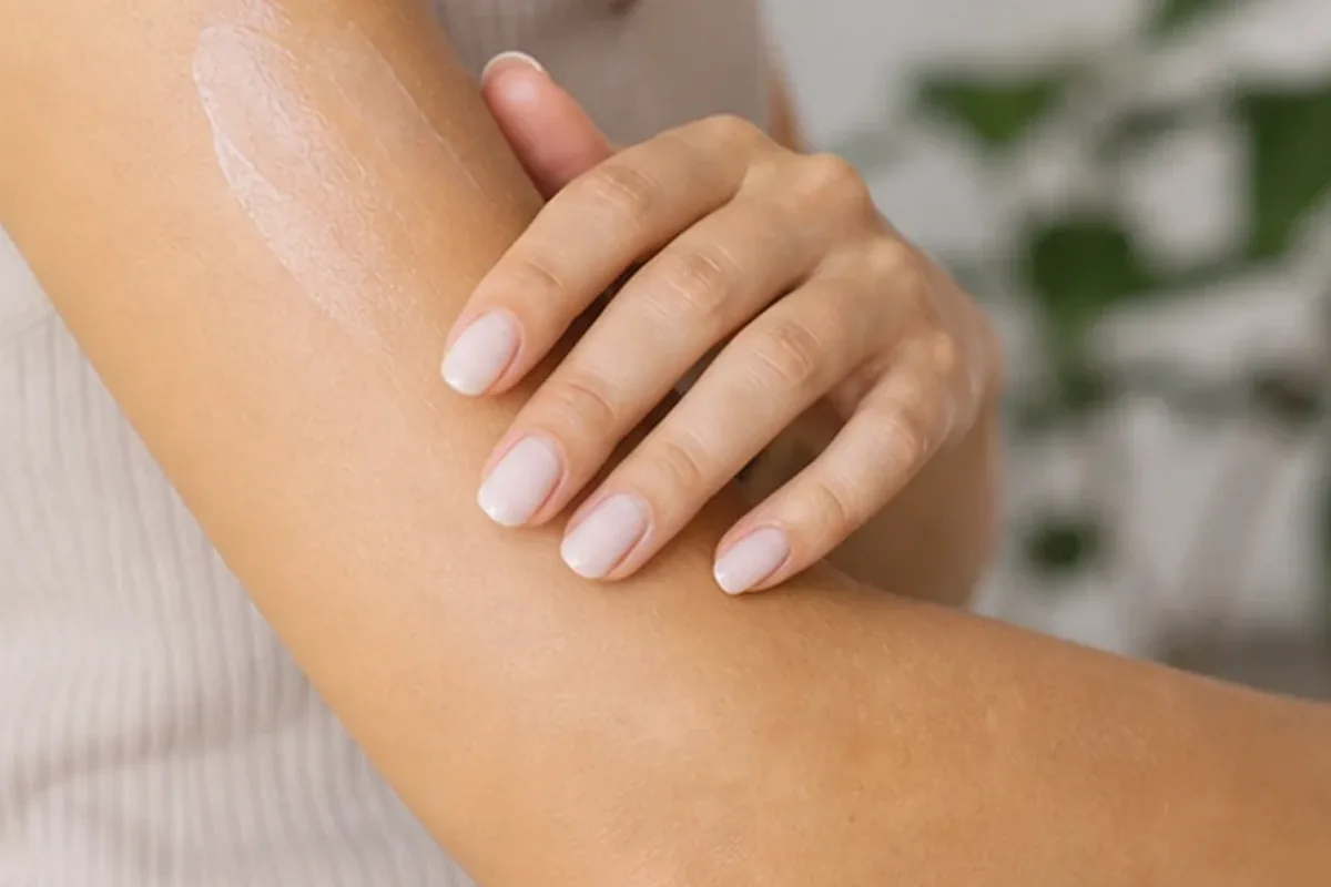 Authentischer Wohlfühlmoment passend zum Beauty-Thema Body-Trimmer für die Bikinizone