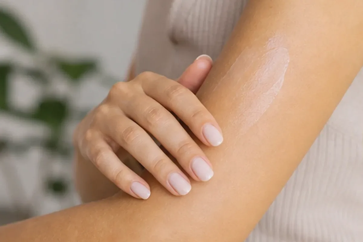 Redaktionelle Detailaufnahme zur Orientierung bei Körperlotion bei brüchigen Nägeln