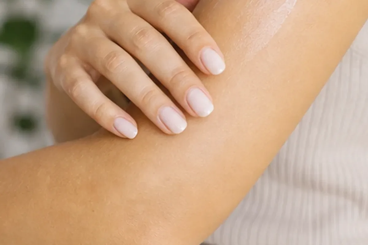 Authentischer Wohlfühlmoment passend zum Beauty-Thema Rasieröl für die Bikinizone