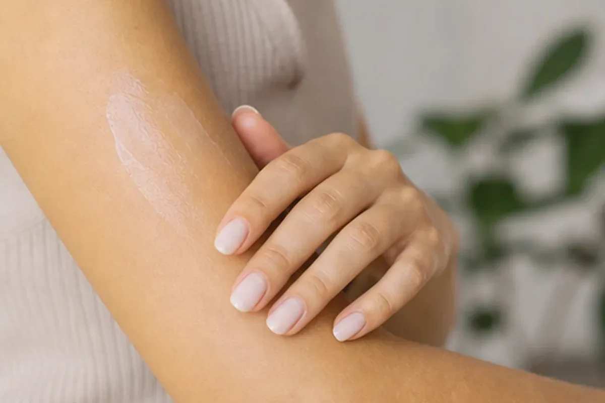 Hochwertige Beauty-Inszenierung zu Auswahlkriterien für Körperlotion bei brüchigen Nägeln