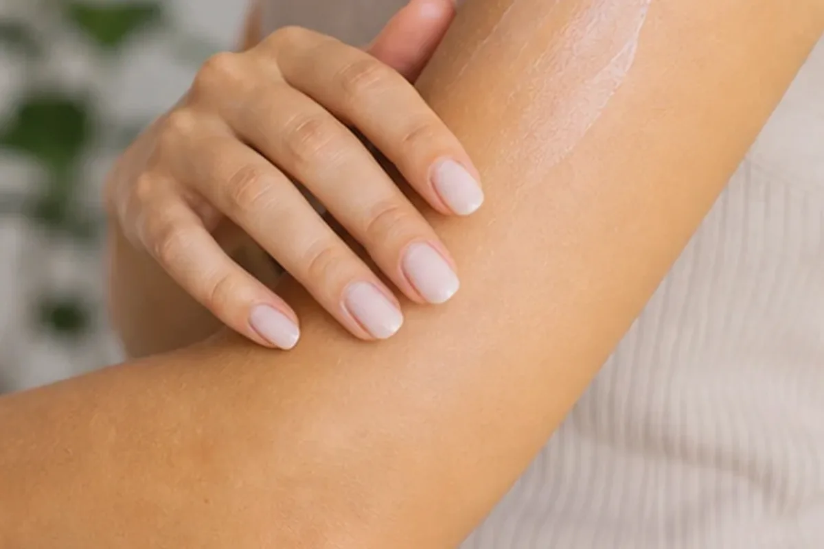 Authentischer Wohlfühlmoment passend zum Beauty-Thema Rasiergel für langanhaltende Glätte
