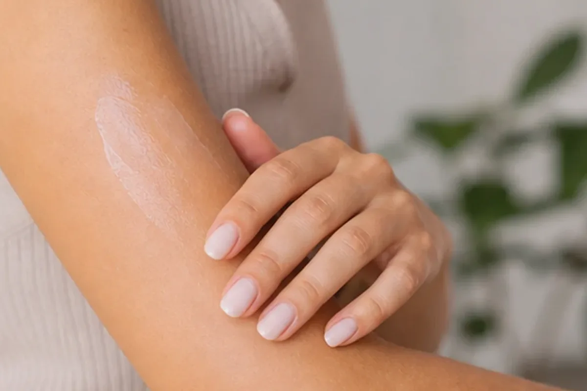 Hochwertige Beauty-Inszenierung zu Auswahlkriterien für Gesichtsrasierer für empfindliche Haut