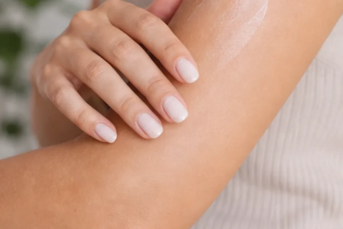 Emotionaler und authentischer Anwendungsmoment rund um After-Shave-Pflege für langanhaltende Glätte