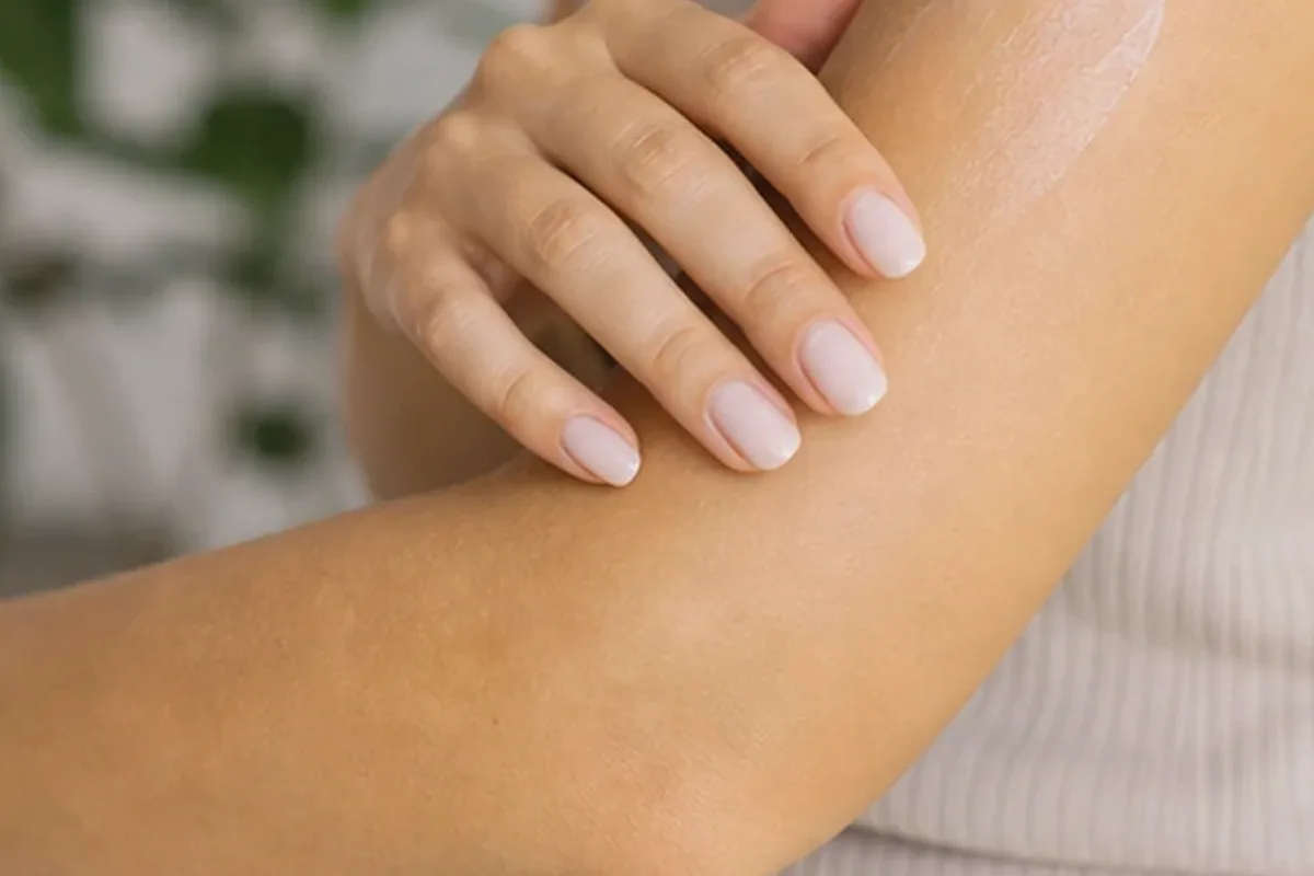 Authentische Beauty-Routine passend zum Thema Nassrasierer für die Bikinizone