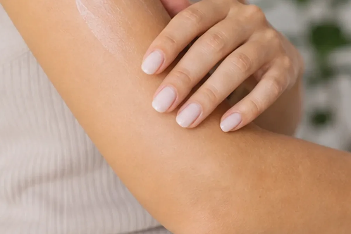 Authentischer Wohlfühlmoment passend zum Beauty-Thema Sugaring-Paste für empfindliche Haut
