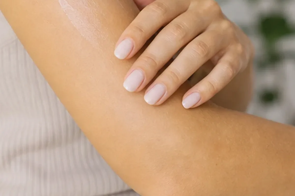 Emotionaler und authentischer Anwendungsmoment rund um Sugaring-Paste bei eingewachsenen Haaren