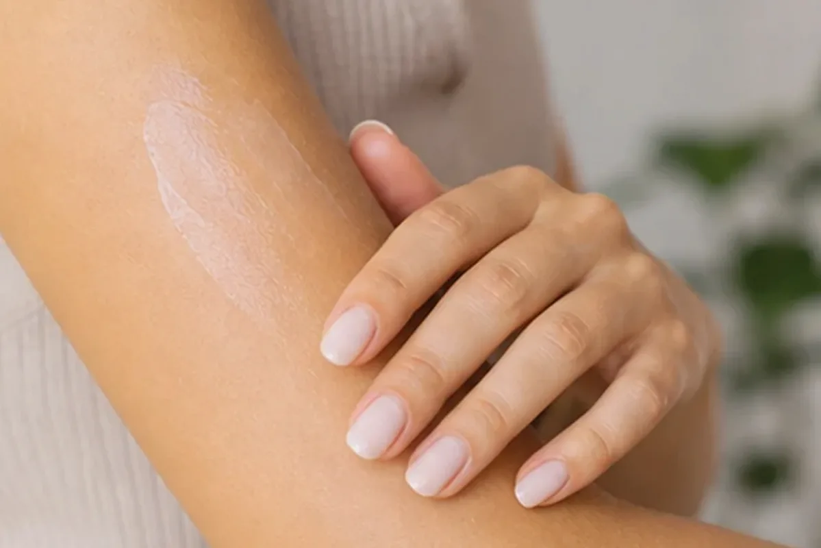 Authentischer Wohlfühlmoment passend zum Beauty-Thema Nassrasierer für empfindliche Haut
