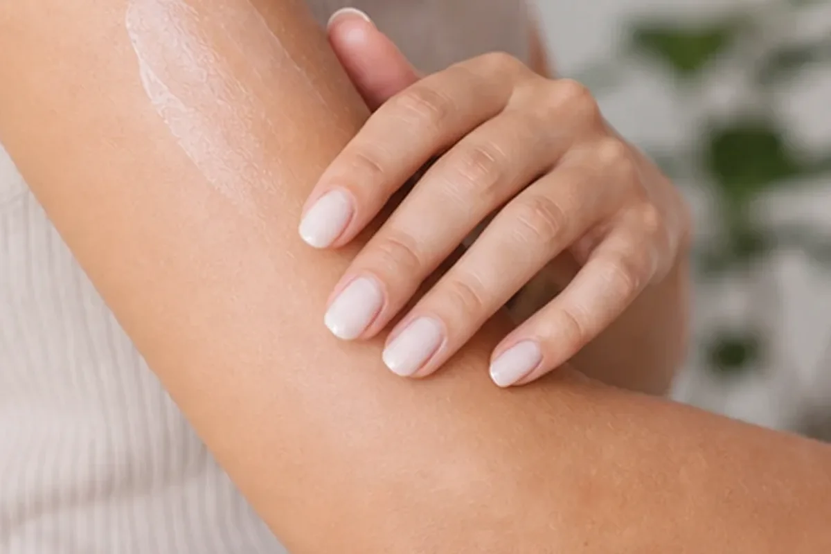 Authentischer Wohlfühlmoment passend zum Beauty-Thema Rasierhobel für feine Haare