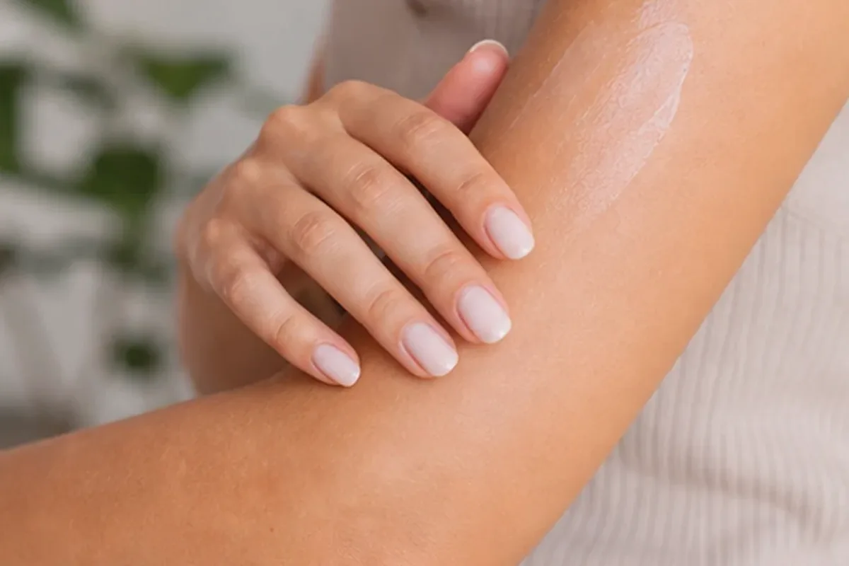 Hochwertige Beauty-Inszenierung zu Auswahlkriterien für Nagelöl bei brüchigen Nägeln