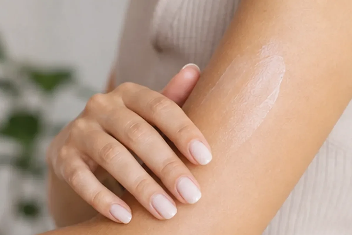 Authentischer Wohlfühlmoment passend zum Beauty-Thema Gesichtsrasierer für eine schnelle Anwendung