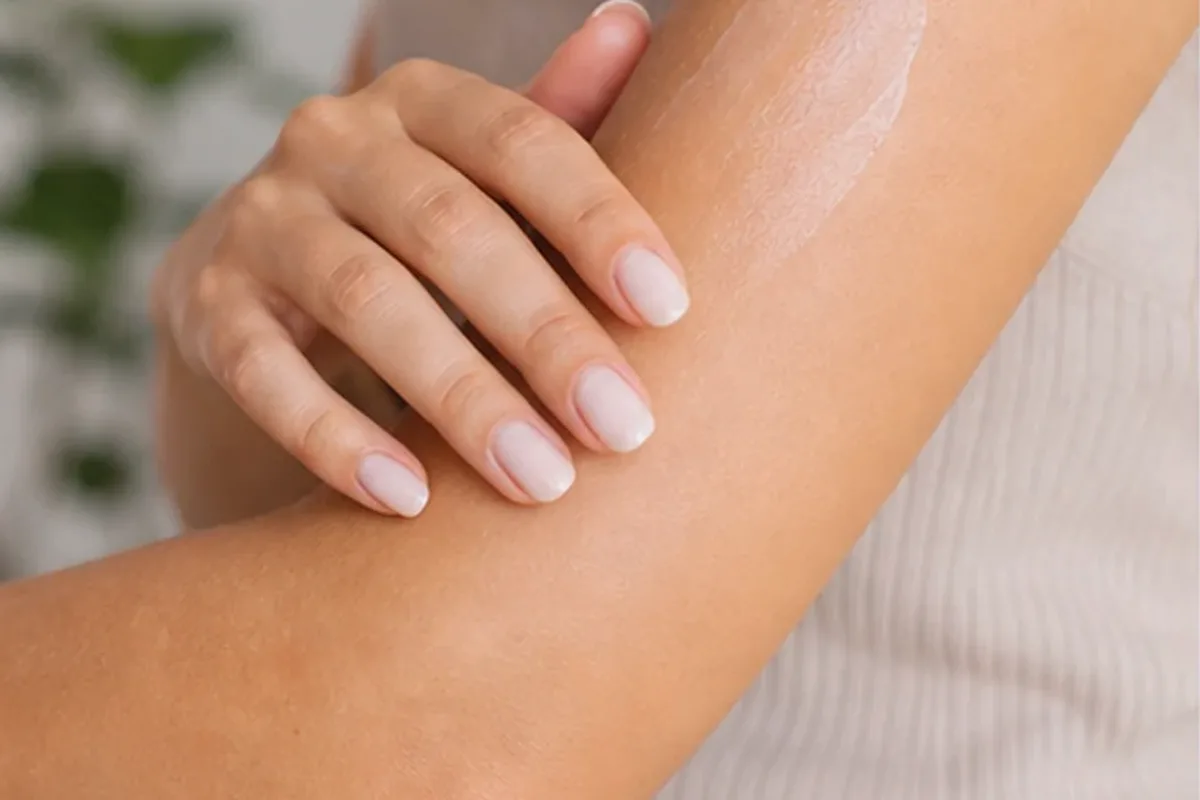 Authentischer Wohlfühlmoment passend zum Beauty-Thema Rasieröl bei eingewachsenen Haaren
