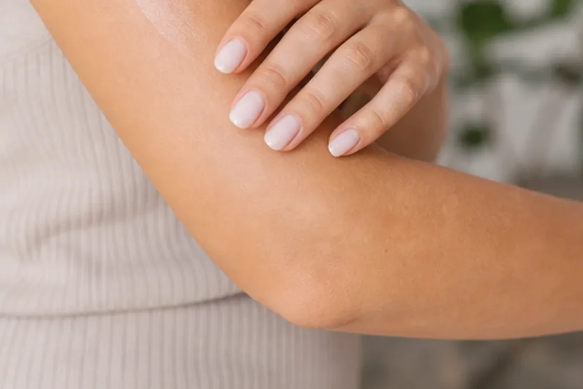 Redaktioneller Beauty-Moment zur Ausgangslage bei Peeling vor der Rasur für dunkle Haare