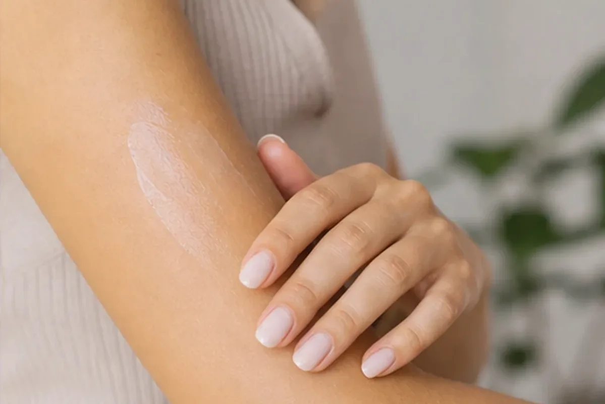 Hochwertige Beauty-Inszenierung zu Auswahlkriterien für Deodorant für empfindliche Haut
