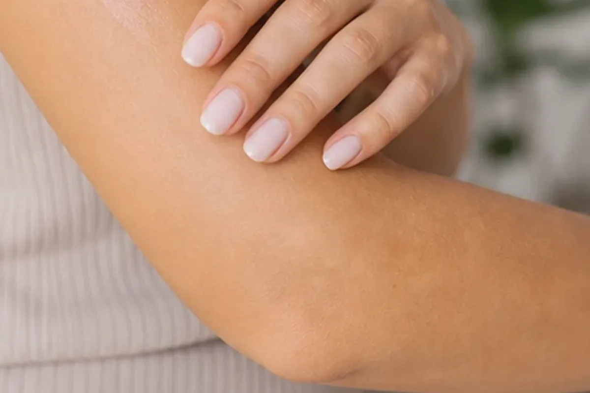 Authentischer Wohlfühlmoment passend zum Beauty-Thema Haarentfernung: Routinen für morgens und abends