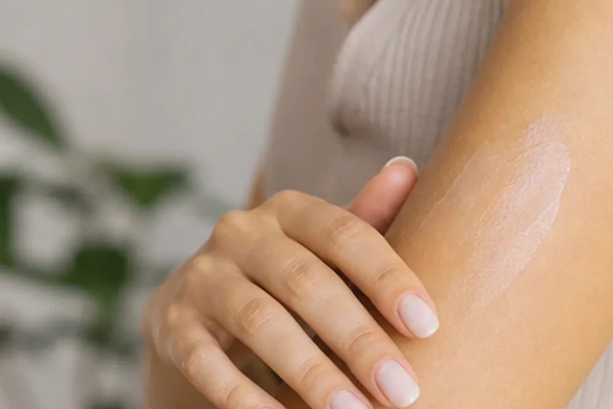 Authentischer Wohlfühlmoment passend zum Beauty-Thema After-Shave-Pflege bei eingewachsenen Haaren