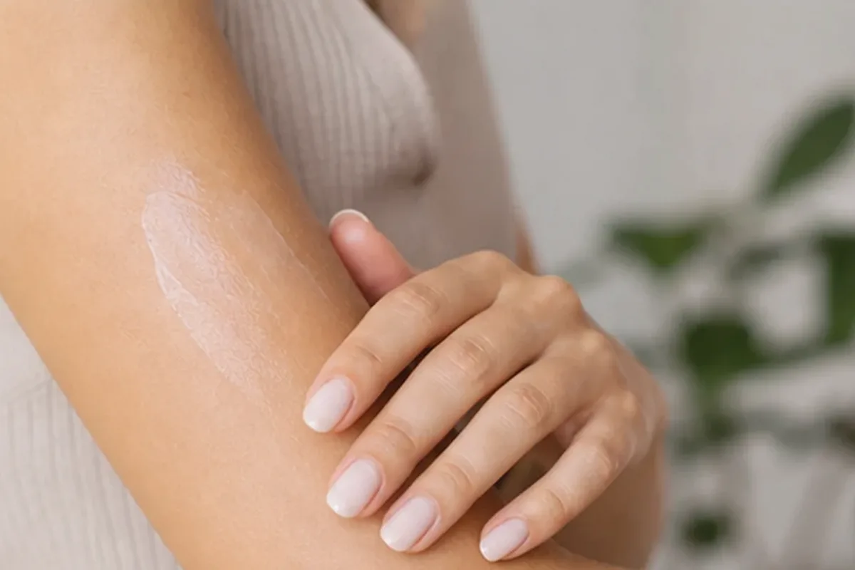 Authentischer Wohlfühlmoment passend zum Beauty-Thema Gesichtsrasierer für feine Haare