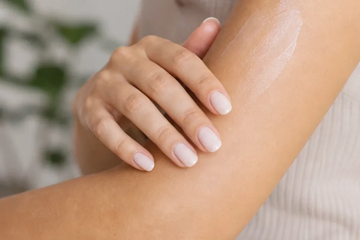 Authentischer Wohlfühlmoment passend zum Beauty-Thema Enthaarungscreme für langanhaltende Glätte