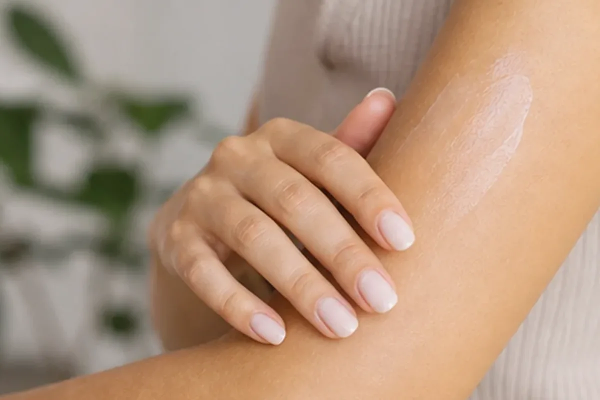 Emotionaler und authentischer Anwendungsmoment rund um Rasiergel für dunkle Haare