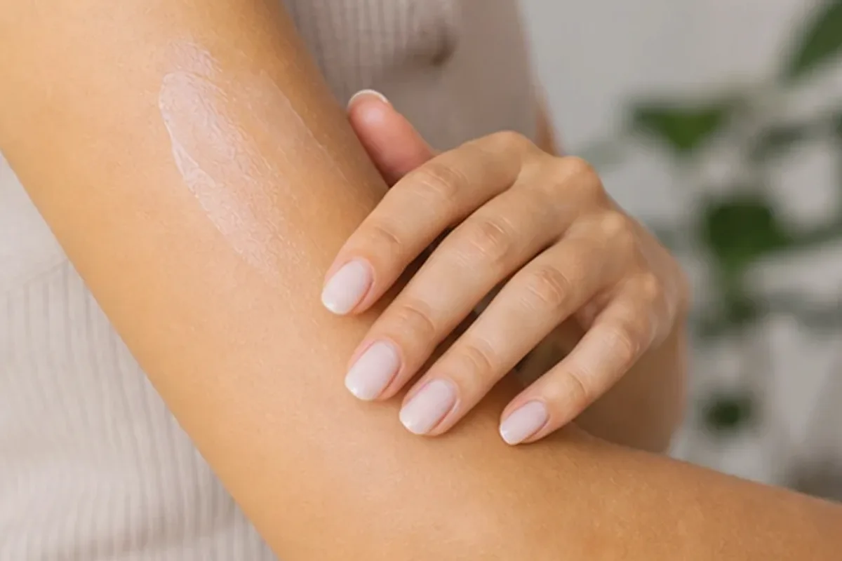 Hochwertige Beauty-Inszenierung zu Auswahlkriterien für Bikinizonen-Trimmer für dunkle Haare