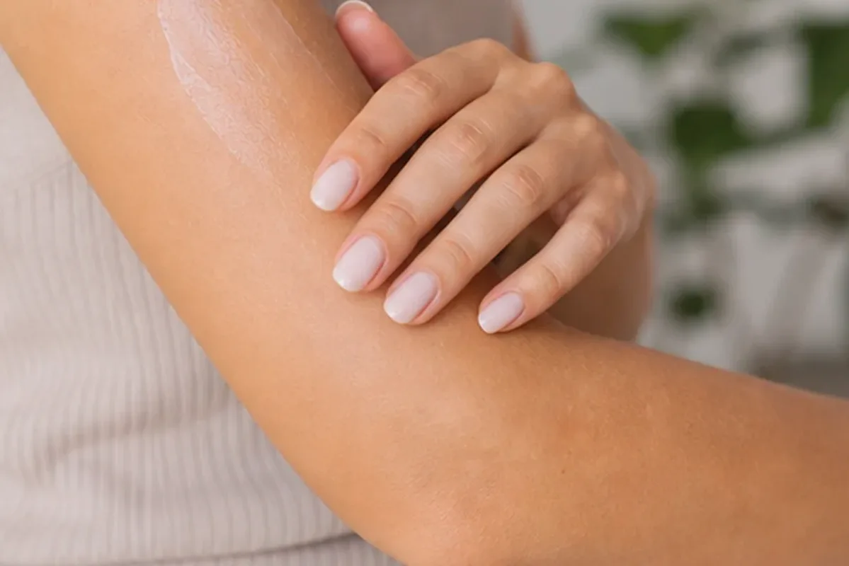 Redaktioneller Beauty-Moment zur Ausgangslage bei Augenbrauen-Trimmer für die Bikinizone