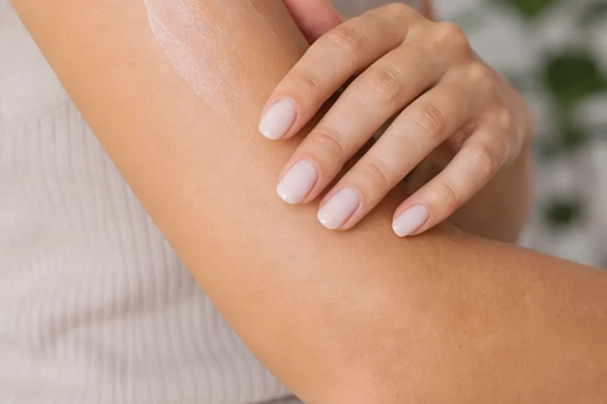 Authentischer Wohlfühlmoment passend zum Beauty-Thema Haarentfernung