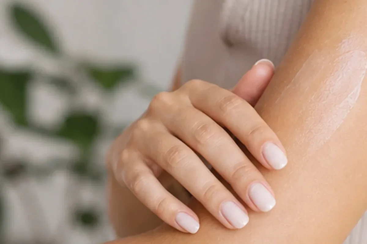 Authentischer Wohlfühlmoment passend zum Beauty-Thema Rasurbrand sanft vorbeugen