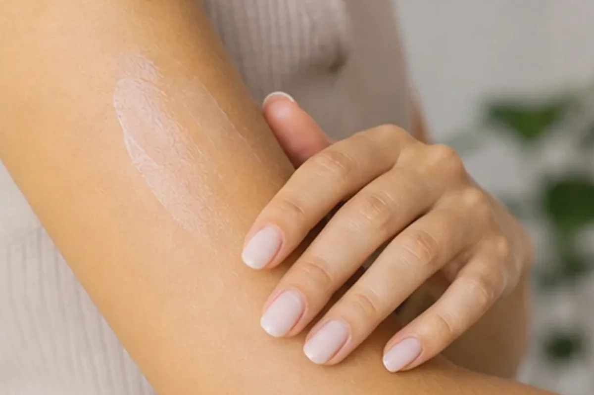 Authentischer Wohlfühlmoment passend zum Beauty-Thema Peeling vor der Rasur für eine schnelle Anwendung