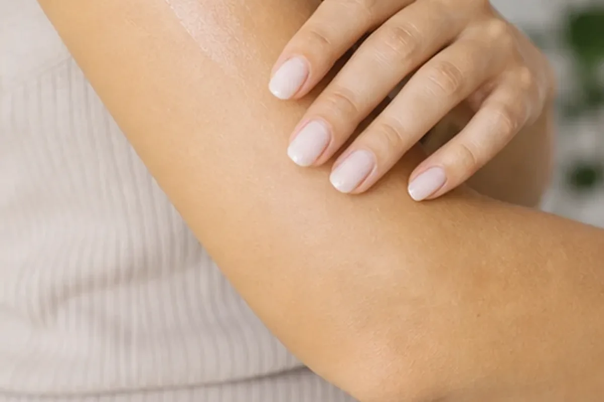 Redaktionelle Detailaufnahme zur Orientierung bei Rasieröl für die Bikinizone