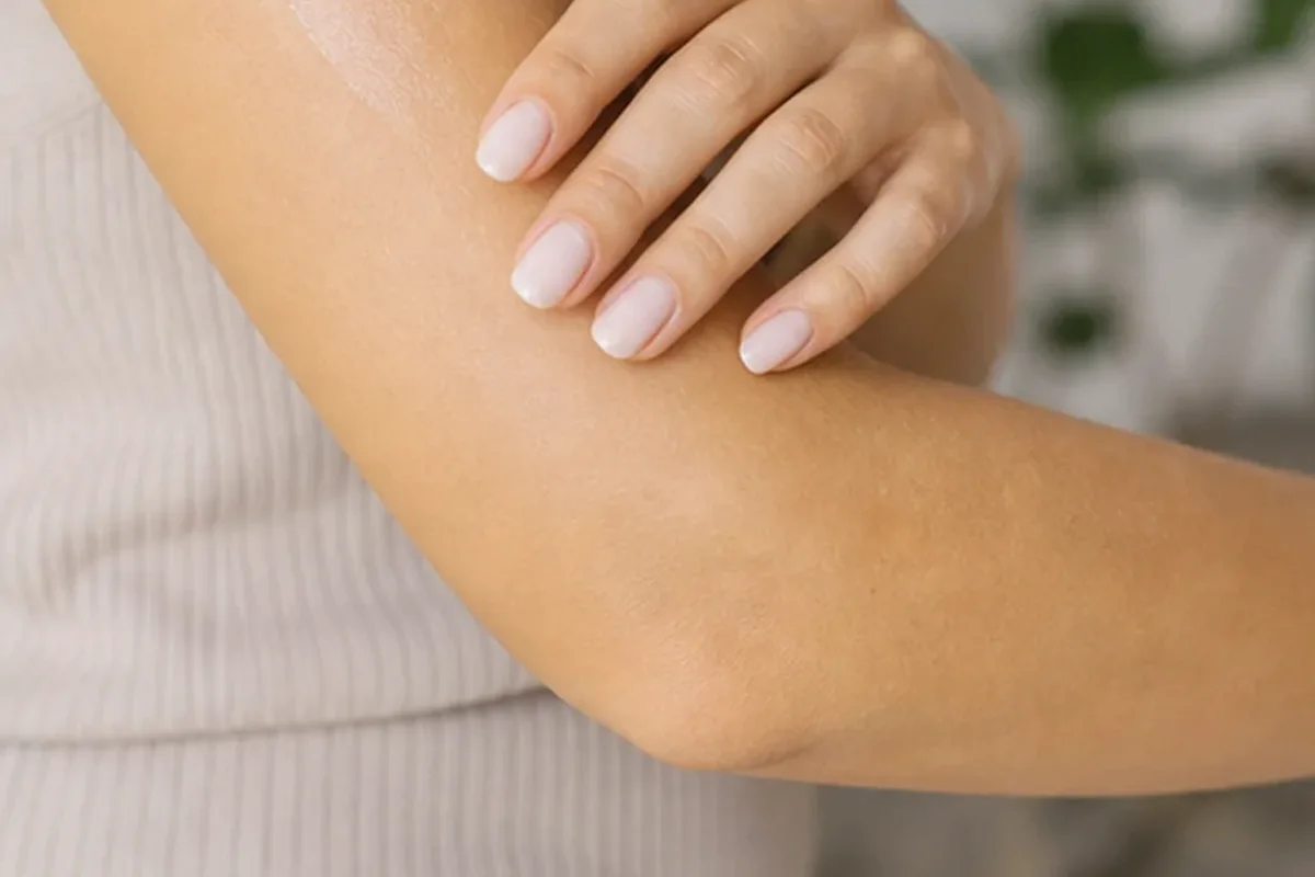 Authentischer Wohlfühlmoment passend zum Beauty-Thema After-Shave-Pflege für die Bikinizone