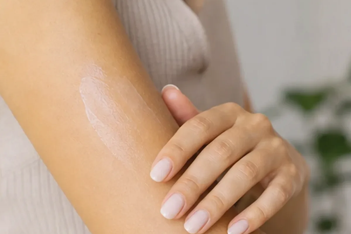 Authentische Beauty-Routine passend zum Thema Peeling vor der Rasur für dunkle Haare