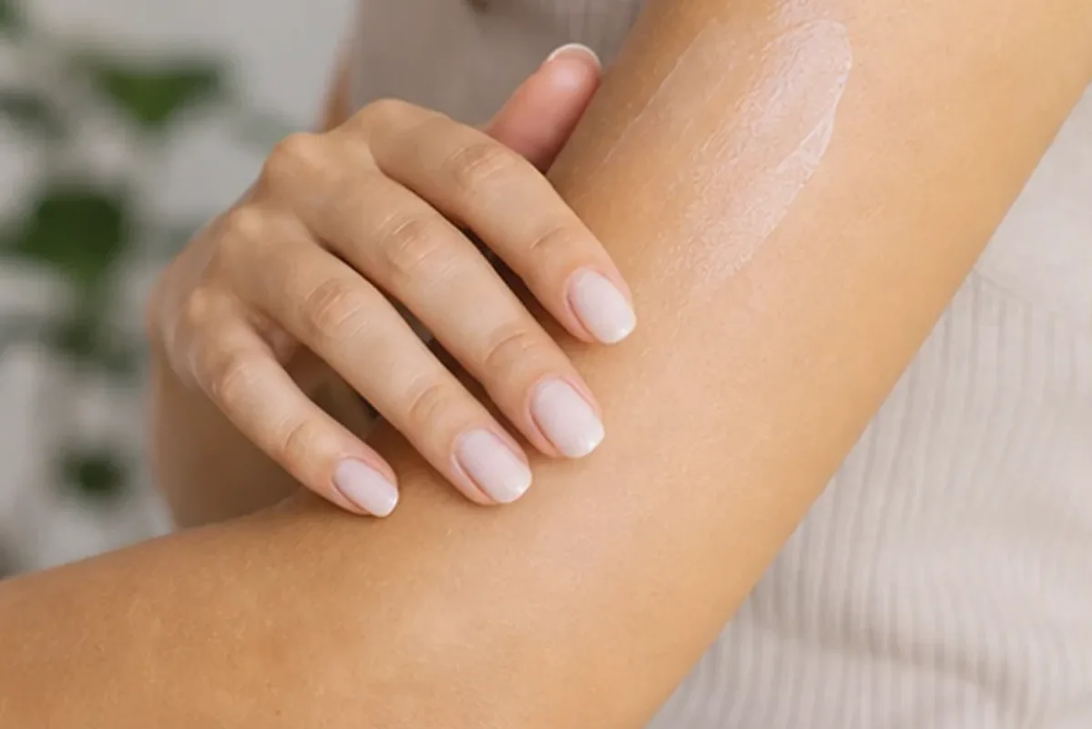 Authentischer Wohlfühlmoment passend zum Beauty-Thema Nassrasierer für feine Haare