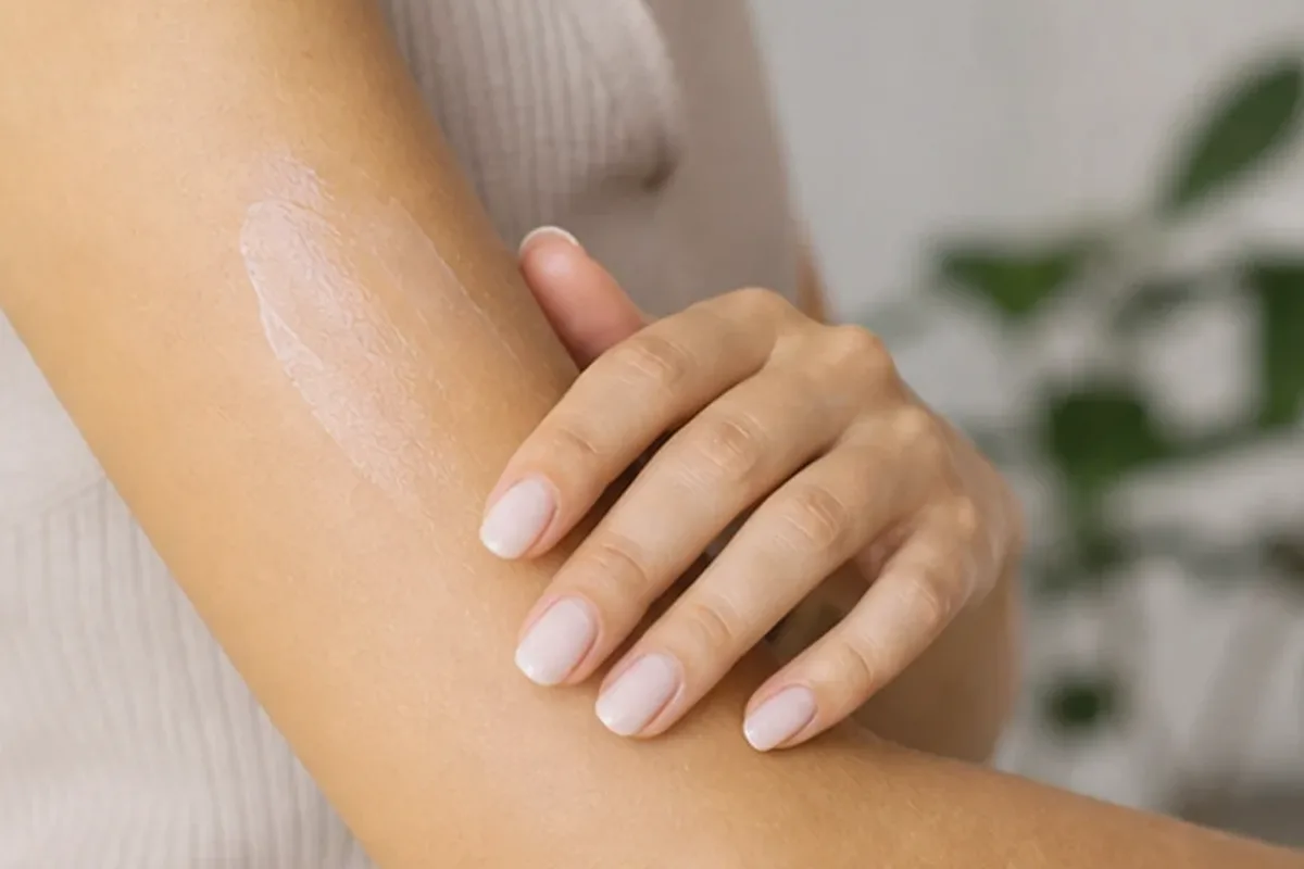 Authentischer Wohlfühlmoment passend zum Beauty-Thema Rasieröl für dunkle Haare