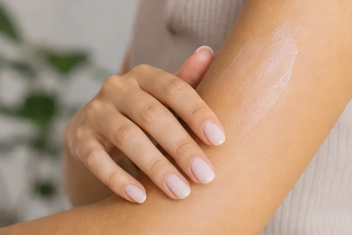 Hochwertige Beauty-Inszenierung zu Auswahlkriterien für Deodorant bei starkem Schwitzen
