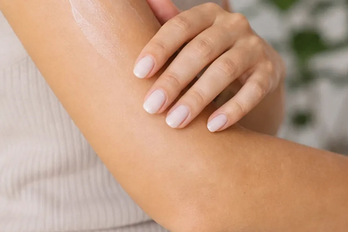 Redaktioneller Beauty-Moment zur Ausgangslage bei Waxing-Set für die Bikinizone
