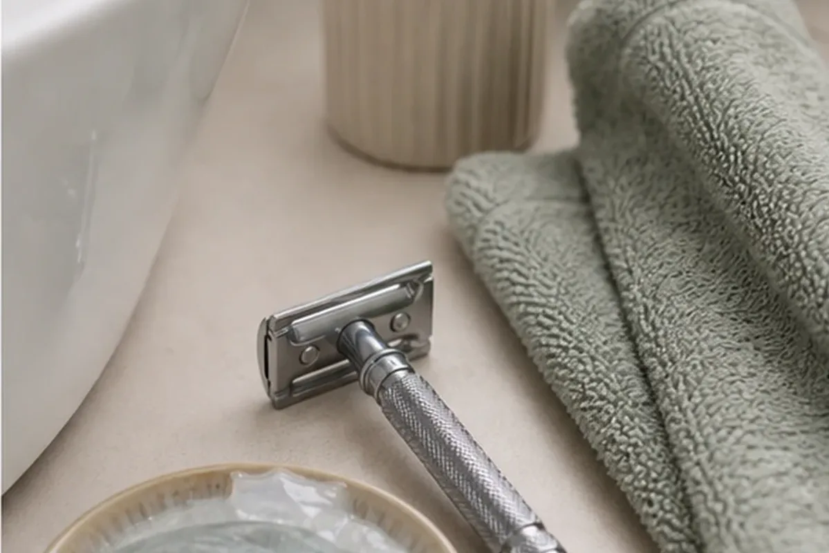 Hochwertige Beauty-Inszenierung zu Auswahlkriterien für Rasierschaum für empfindliche Haut