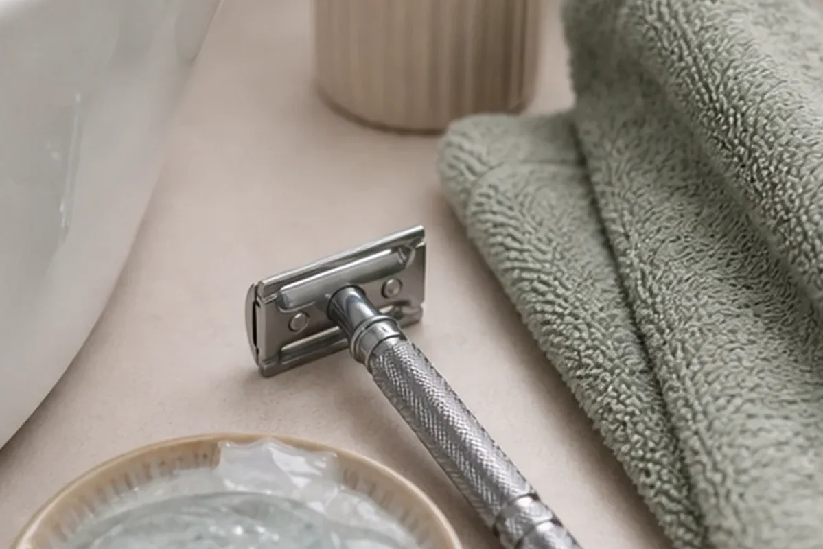 Hochwertige Beauty-Inszenierung zu Auswahlkriterien für Männer-Deodorant für trockene Haut