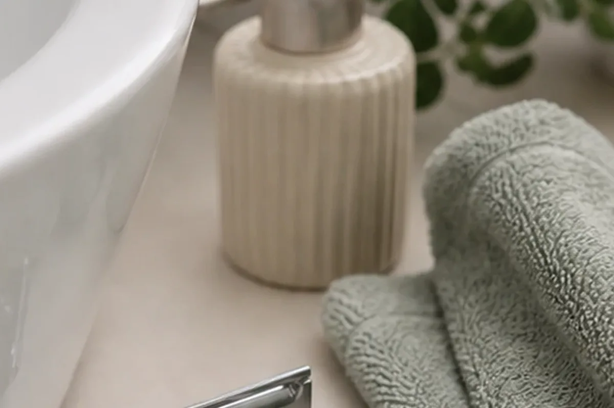 Hochwertige Beauty-Inszenierung zu Auswahlkriterien für Rasiergel bei eingewachsenen Haaren