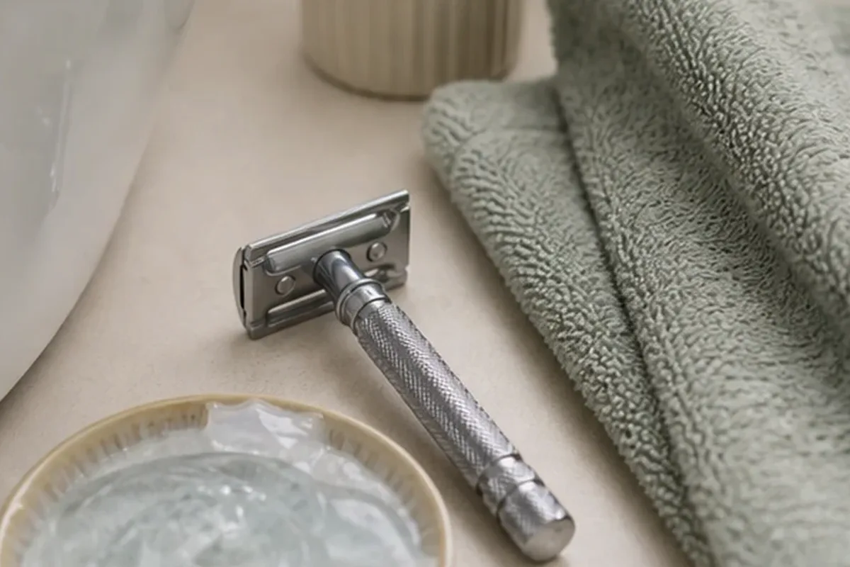 Hochwertige Beauty-Inszenierung zu Auswahlkriterien für Bikinizonen-Trimmer bei eingewachsenen Haaren