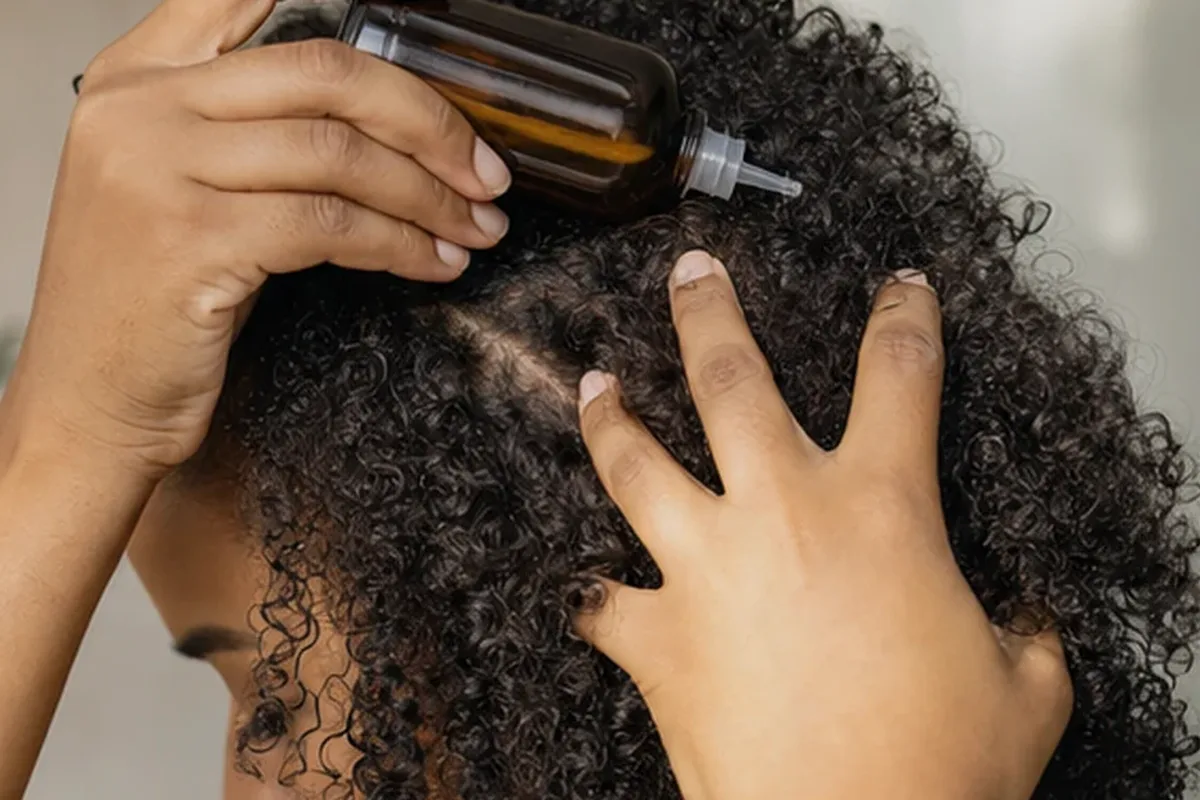 Redaktioneller Beauty-Moment zur Ausgangslage bei Haarbürste für strapaziertes Haar