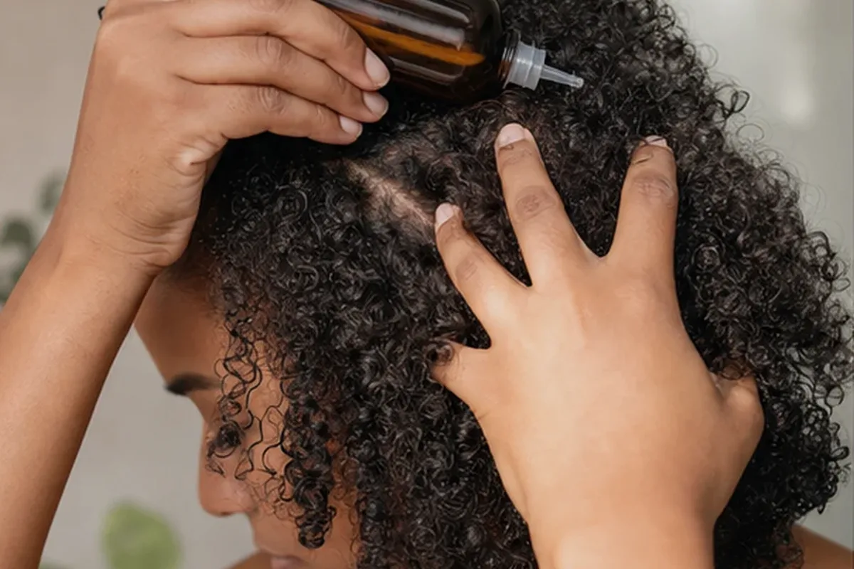 Redaktionelle Detailaufnahme zur Orientierung bei Kopfhautserum für lockiges Haar