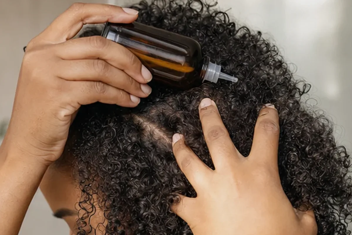 Redaktioneller Beauty-Moment zur Ausgangslage bei Silbershampoo für feines Haar
