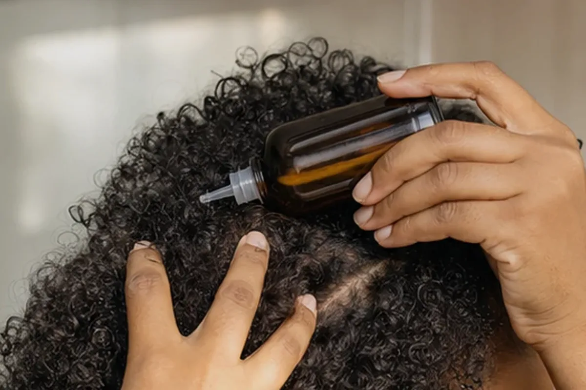 Authentische Beauty-Routine passend zum Thema Kopfhautserum für trockenes Haar